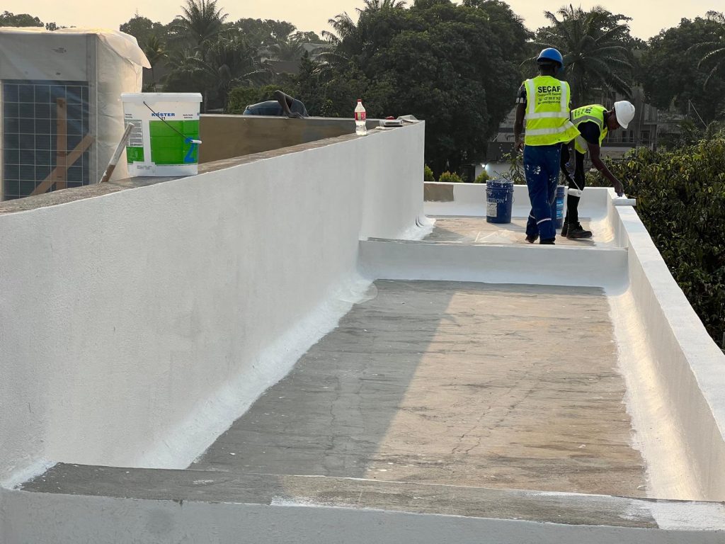 personne travaillant sur la terrasse